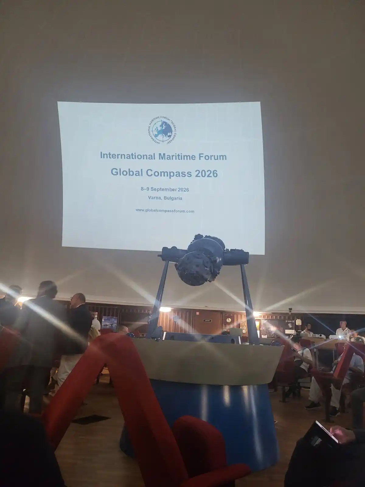 Откриващият екран на форум Global Compass 2026 във Варна
